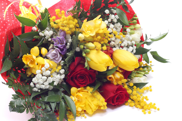 Μπουκέτο λουλούδια με τριαντάφυλλα και τουλίπες - Φωτογραφία, εικόνα