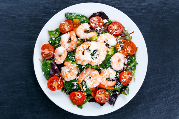 Sea Food salad with Shrimp and vegetables - Valokuva, kuva