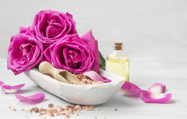 Spa setting with roses, bath salt and oil - Foto, afbeelding