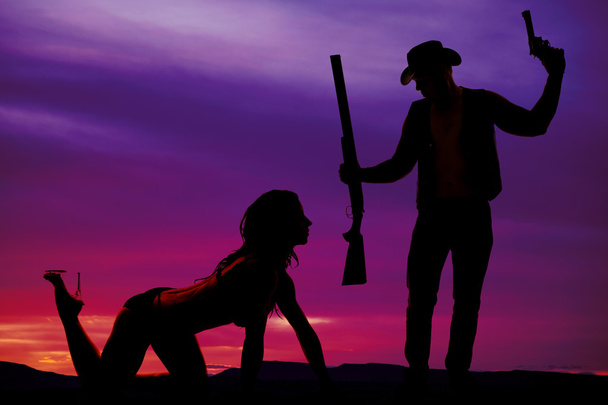 silhouette di donna sexy brulicante di cowboy e pistole
 - Foto, immagini