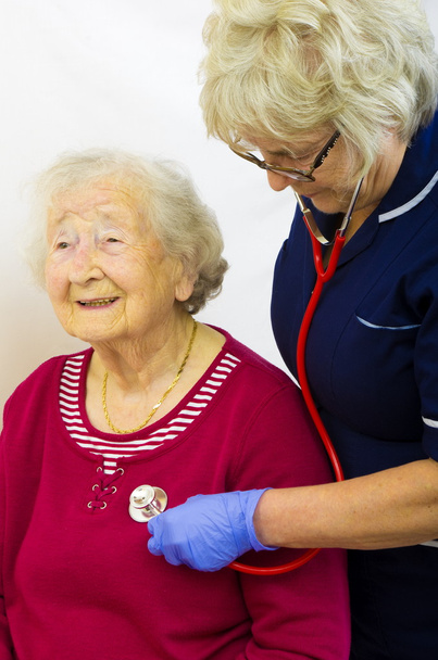 Sairaanhoitaja kanssa stetoskooppi seuranta Senior Lady
 - Valokuva, kuva