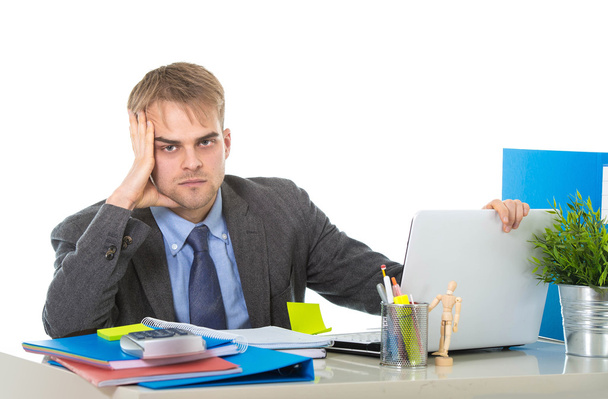 młody biznesmen przepracowany martwiącego się, siedząc przy komputerze biurka w stres - Zdjęcie, obraz
