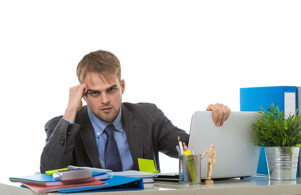 jeune homme d'affaires désespéré surmené et contrarié regardant inquiet et en colère assis au bureau de l'ordinateur
 - Photo, image