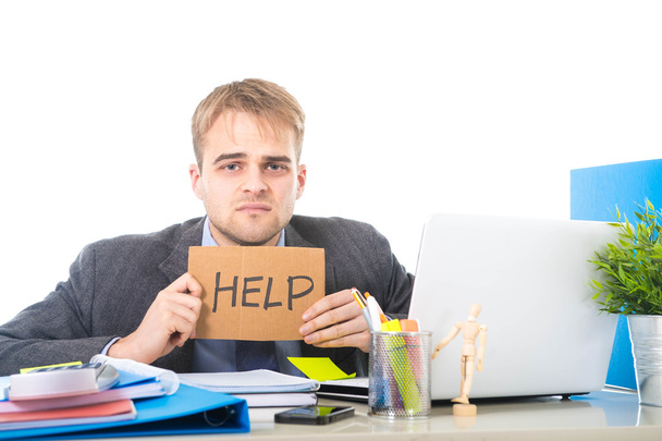 mladý zoufalý podnikatel drží ceduli pomoc dívá ustaraně utrpení pracovní stres u počítače, recepce - Fotografie, Obrázek