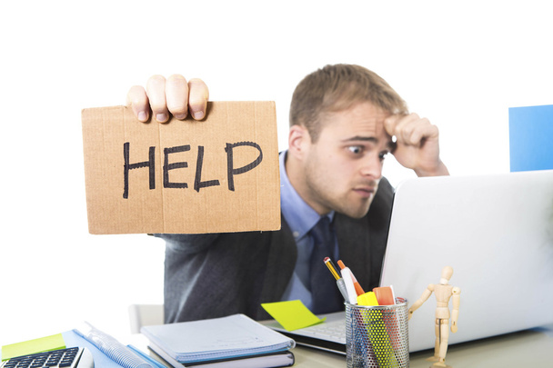 nuori epätoivoinen liikemies tilalla apua merkki etsivät huolissaan kärsimystä työn stressiä tietokoneen työpöytä
 - Valokuva, kuva
