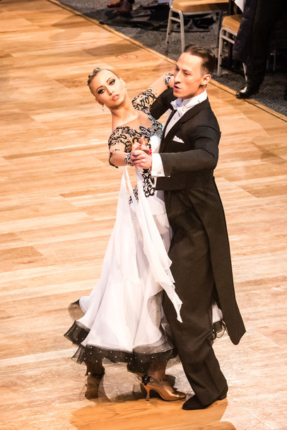 Konkurrenten tanzen langsamen Walzer - Foto, Bild