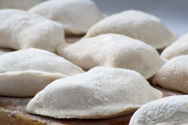 Dumplings são contratados preparados para cozinhar em água quente
 - Foto, Imagem