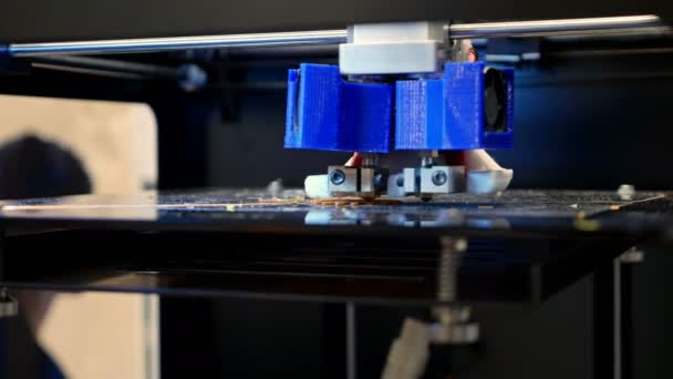Impresora 3D de plástico tridimensional en laboratorio
 - Imágenes, Vídeo