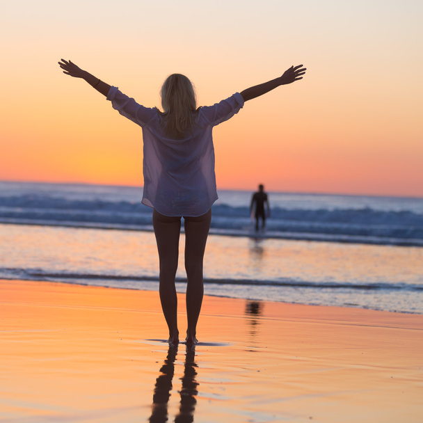 Özgür kadın tatil kumsalda gün batımında zevk.. - Fotoğraf, Görsel