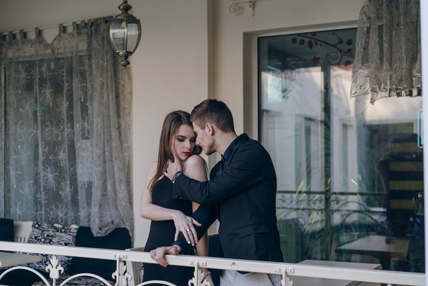 Όμορφο ζευγάρι στο μπαλκόνι - Φωτογραφία, εικόνα