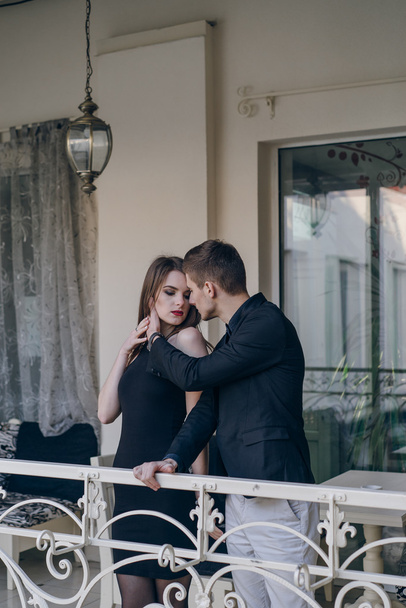 Hermosa pareja en balcón
 - Foto, imagen