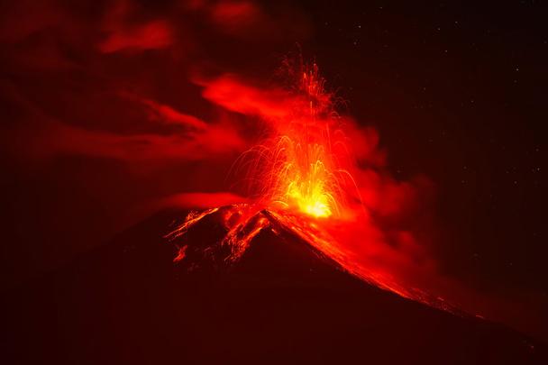 Tungurahua volkan gece patlama - Fotoğraf, Görsel