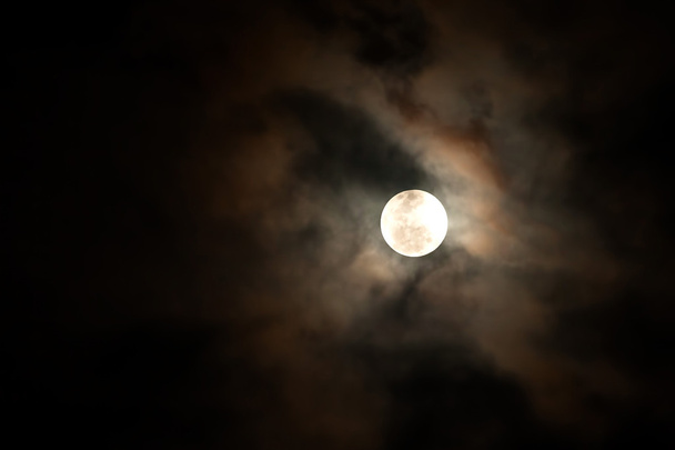 空に輝く満月 - 写真・画像