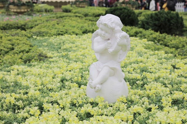 Rzeźba Anioł w kwiat ogród - Zdjęcie, obraz