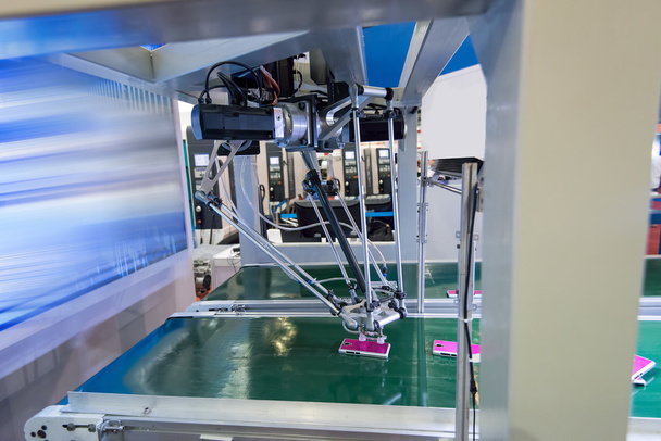 Industriële robot in fabriek, transportband Tracking Controler te werken  - Foto, afbeelding