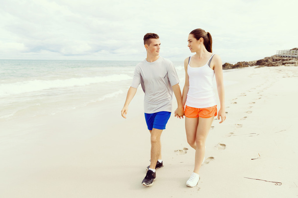 Бегуны. Молодая пара бегает по пляжу
 - Фото, изображение