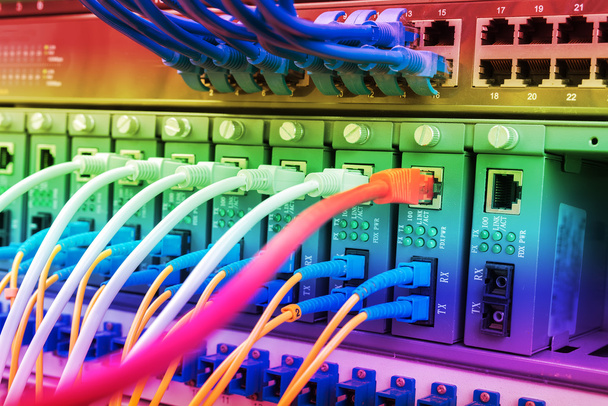 Мережеві кабелі та вузол крупним планом з оптоволоконним фоном
 - Фото, зображення