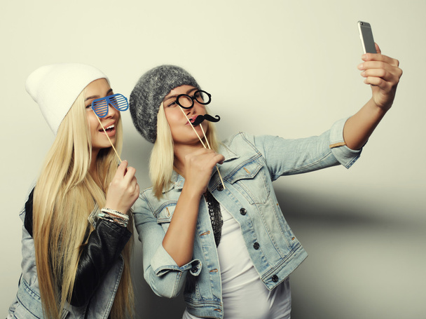Two teenage girls friends in hipster outfit make selfie - Foto, immagini
