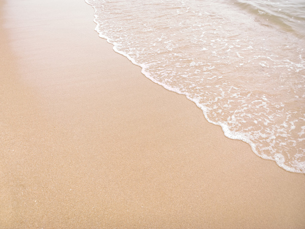Morbida onda del mare su una spiaggia sabbiosa - Foto, immagini