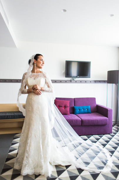 портрет молодой красивой невесты в помещении
 - Фото, изображение