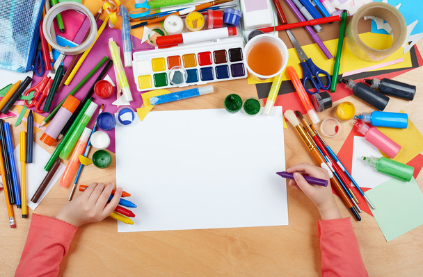Gyermek rajz felülnézet. Grafikát munkahelyi kreatív kiegészítőkkel. Lapos laikus művészeti eszközök festés. - Fotó, kép