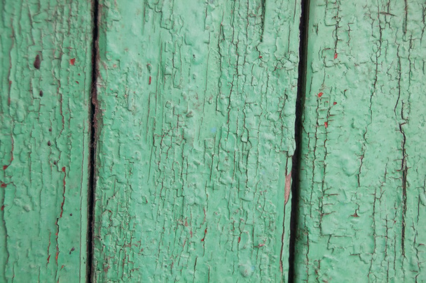 grüne Peeling-Farbe auf altem Holzgrund - Foto, Bild