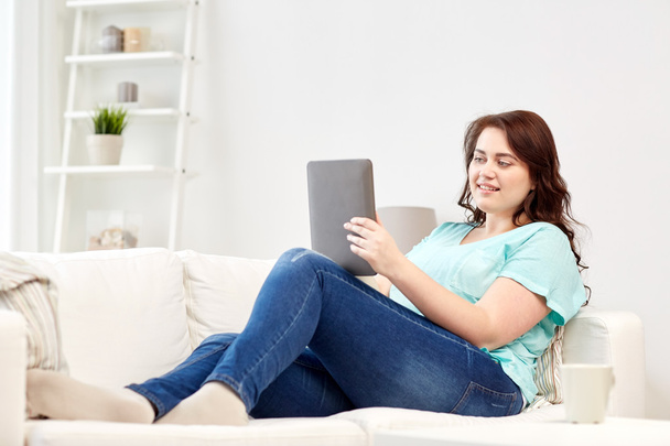 mutlu genç artı boyutu kadın evde tablet pc ile - Fotoğraf, Görsel
