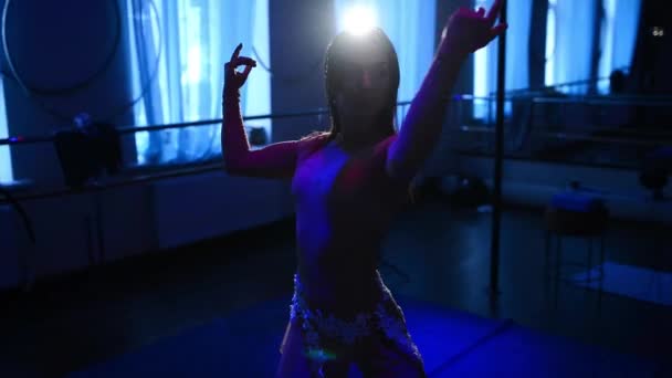 młoda kobieta robi kawał taniec nowoczesny - Materiał filmowy, wideo