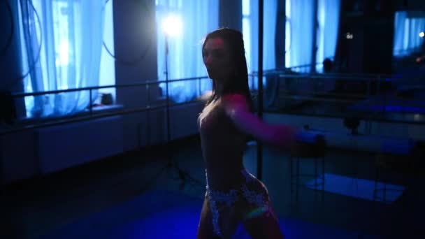 νεαρή γυναίκα να κάνει ένα κομμάτι του σύγχρονου χορού - Πλάνα, βίντεο