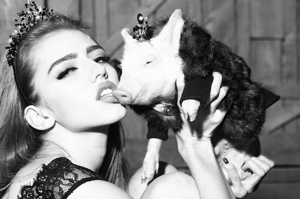 Young woman and pig - Foto, immagini
