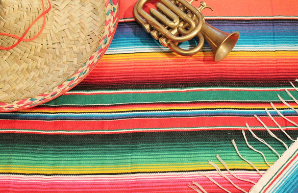 mexikanische cinco de mayo serape poncho hintergrund kopieren raum sombrero trompete - Foto, Bild