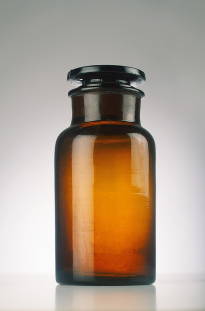 Ізольовані старі медичні скляні посуд
 - Фото, зображення