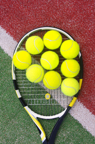 racket met ballen - Foto, afbeelding