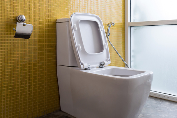 vízöblítéses WC-vel fehér és sárga fal mozaik dekoráció - Fotó, kép