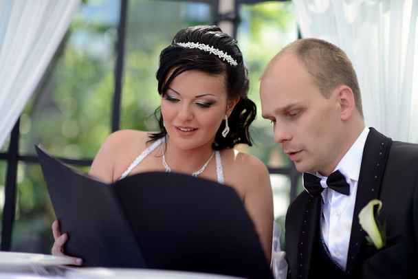 Piękne wesele para czytanie menu - Zdjęcie, obraz