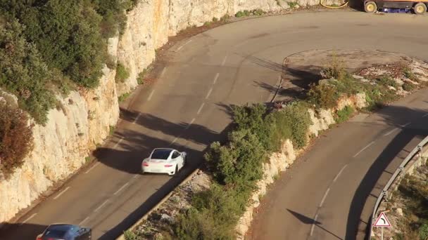 Sport autók egy hajtű kapcsolja be a francia Alpok-út - Felvétel, videó