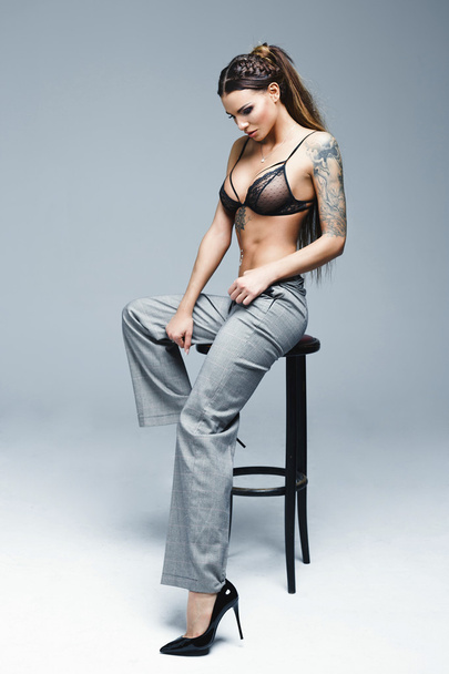 woman in black bra and gray pants - Foto, afbeelding