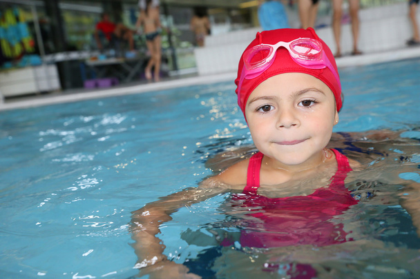 κορίτσι κολύμβησης στην πισίνα - Φωτογραφία, εικόνα