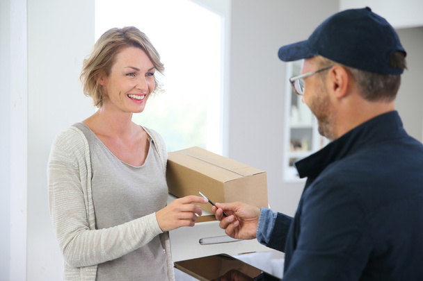 Woman receiving package - Фото, зображення