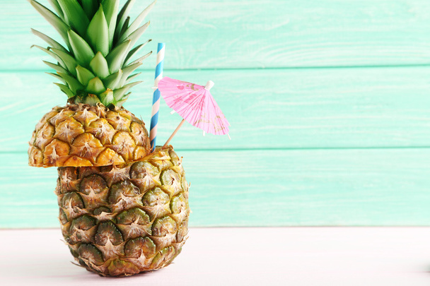 Ripe pineapple on table - Foto, Imagem