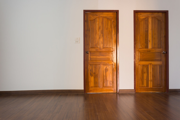 habitación vacía, fondo de pared de mortero blanco y suelo laminado de madera
 - Foto, imagen