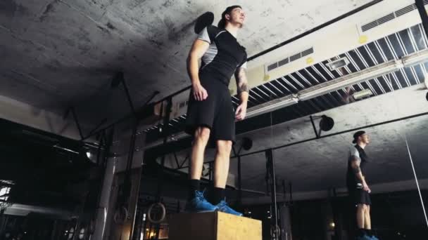 jeune homme saute sur une boîte dans la salle de gym
 - Séquence, vidéo