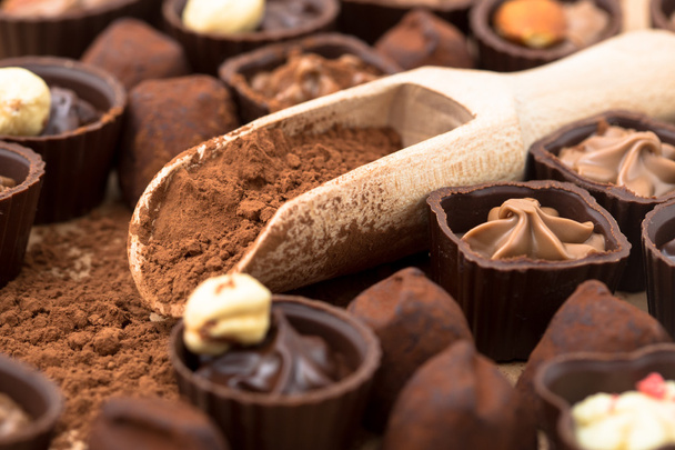 διάφορες σοκολάτες ως φόντο - γλυκά τρόφιμα. - Φωτογραφία, εικόνα