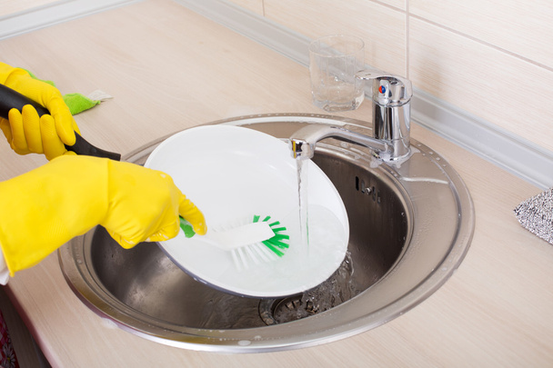 Жінка очищає сковороду
 - Фото, зображення