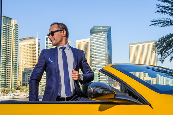 Yang sukcesy biznesmen w żółty cabrio samochód - Zdjęcie, obraz