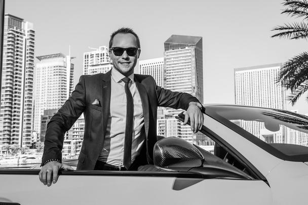 Yang επιτυχημένη επιχειρηματία σε cabrio αυτοκίνητο - Φωτογραφία, εικόνα