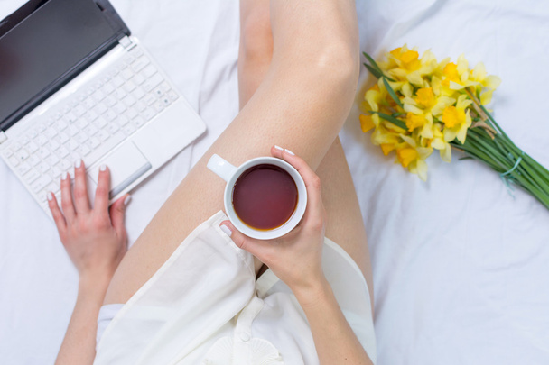 Bir fincan çay yatakta kadın - Fotoğraf, Görsel