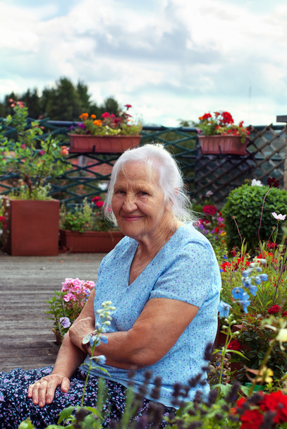 庭で高齢者の女性 - 写真・画像