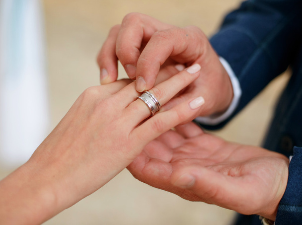 Mann macht seiner Freundin mit dem Ring einen Heiratsantrag Ring an die Hand gelegt. - Foto, Bild