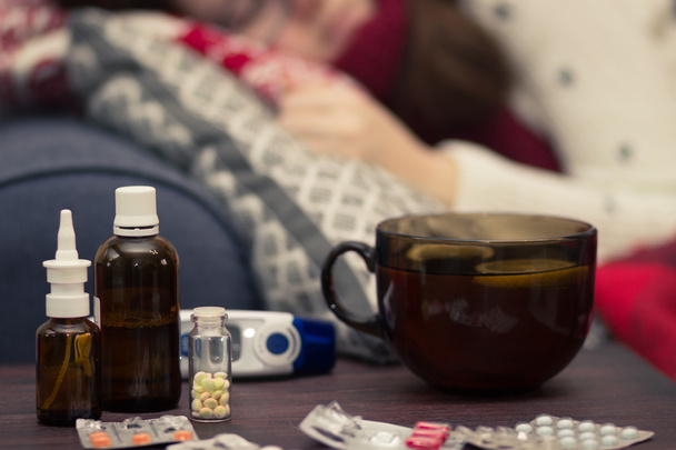 άρρωστη γυναίκα στον ύπνο στο κρεβάτι δίπλα στο χάπια και φάρμακα - Φωτογραφία, εικόνα